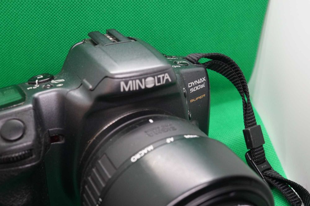 Minolta Dynax 500si Super + Sigma AF Macro 50mm f/2.8 + 2 Flashes