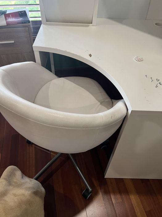 Secretaria de canto com cadeira