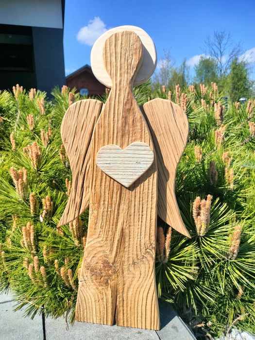 Anioł ze starego drewna