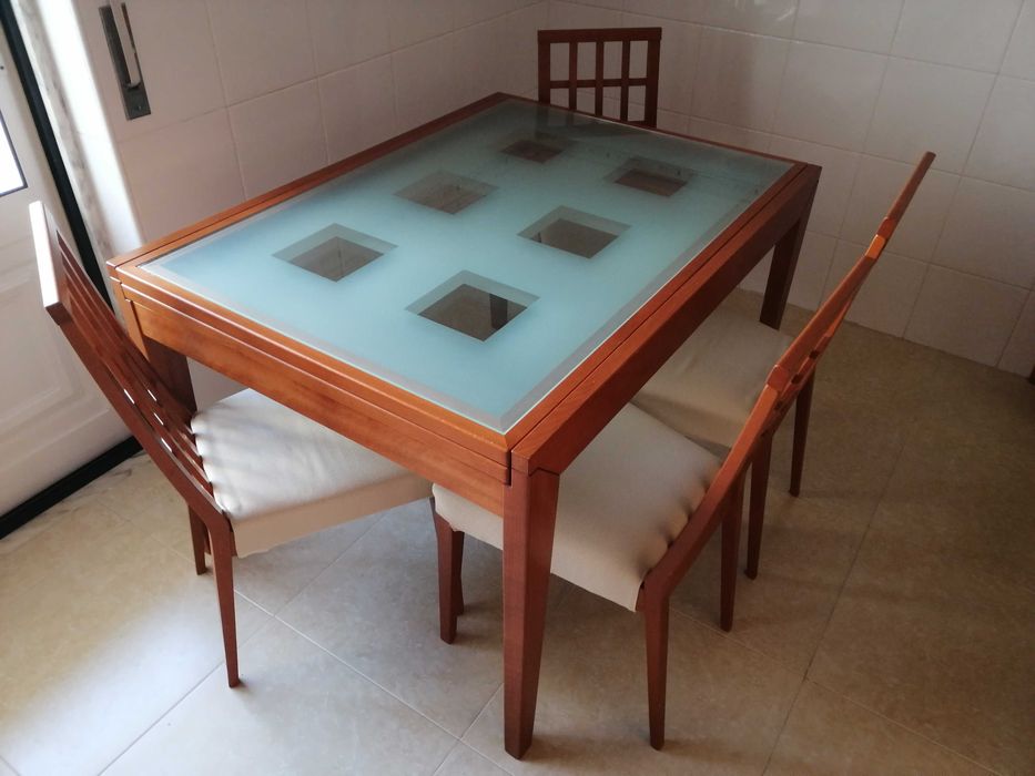Mesa Extensível de Vidro de Cozinha e 4 cadeiras