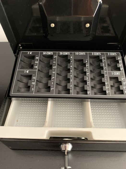 Cofre com chave preto