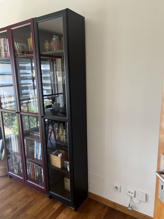 Estante IKEA Billy Preta com Porta de Vidro Oxberg (40x30x202 cm)