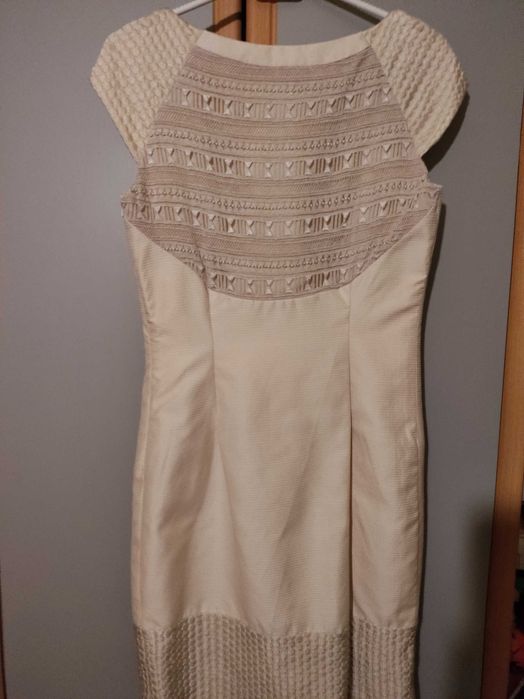 Sukienka ozdobne wykończenia i plecy