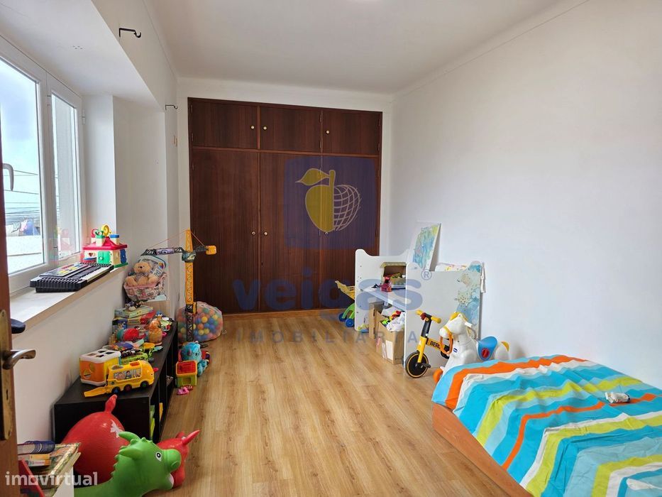 Moradia T5 com 343 m² de área bruta, sala de 40 m², mezzanine e terraç