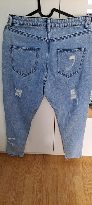 Niebieskie spodnie jeansowe z dziurami Missguided  r.36