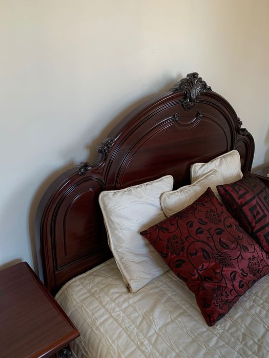 Quarto completo em madeira maciça – estilo clássico intemporal