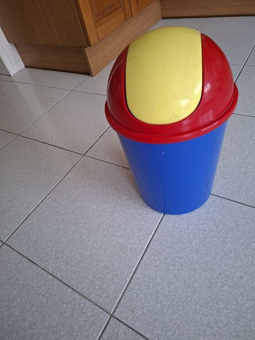 Balde do lixo colorido