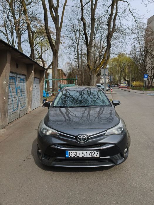 Toyota Avensis Polski salon