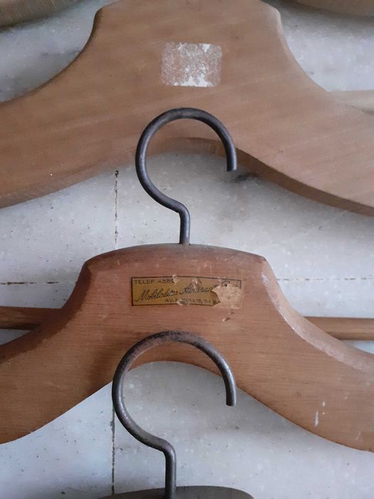 Conjunto de 6 cabides antigos em madeira