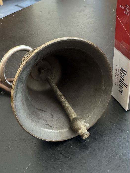 колокол  рында старинный бронзовый . Кувшин чугунный