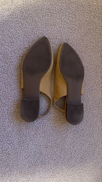 Лодочки в розмірі 36 на 23 см в хорошому стані колір горчичний