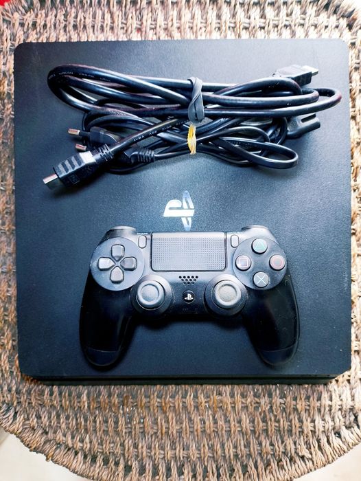 PlayStation 4 Slim + DualShock 4