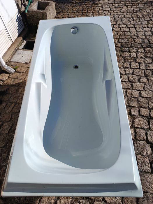 Banheira com torneira e resguardo