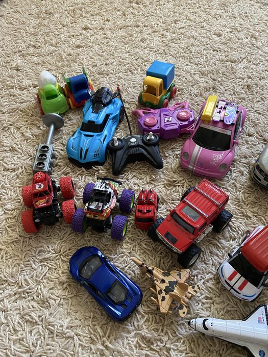 Багато машинок на пульті, металевий конструктор