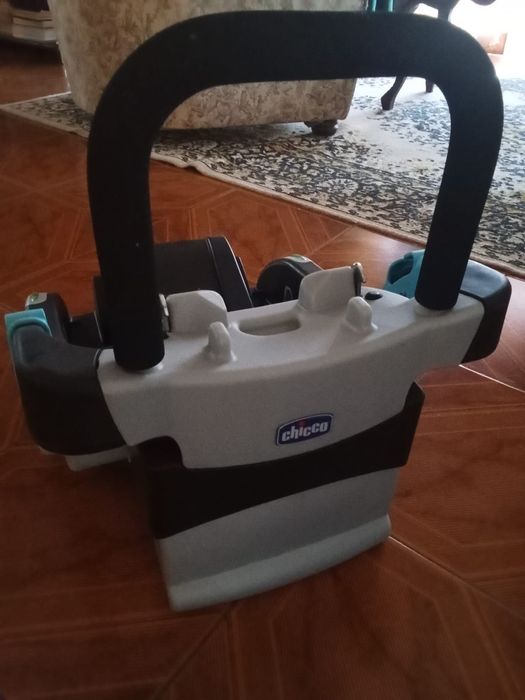 Ovo e fixador para carro Chicco em muito bom estado