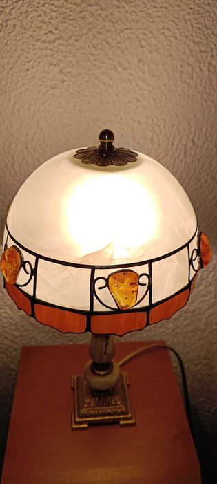 Lampka na onyksowej podstawce