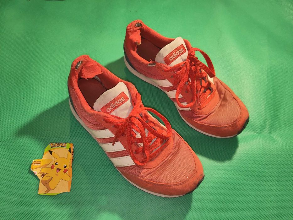 Buty Adidas męskie czerwone z trzema białymi paskami letnie rozmiar 40
