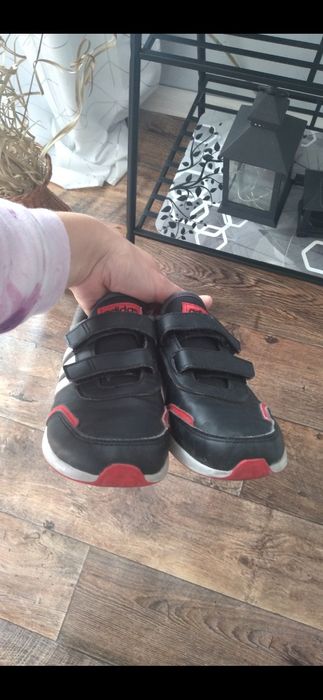 Zadbane chłopięce buty marki adidas na rzepy 34