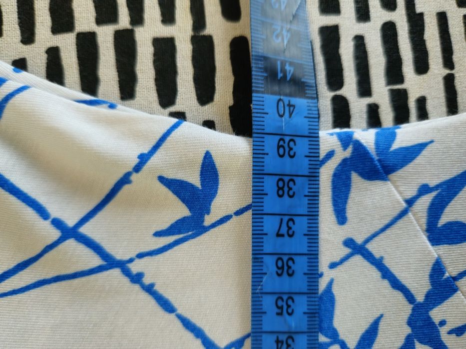 Sukienka midi Patra wiskoza biała niebieski wzór wesele impreza S 36