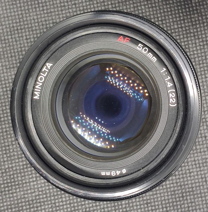 Obiektyw Konica Minolta AF 50 mm f/1.4 + osłona przeciwsłoneczna