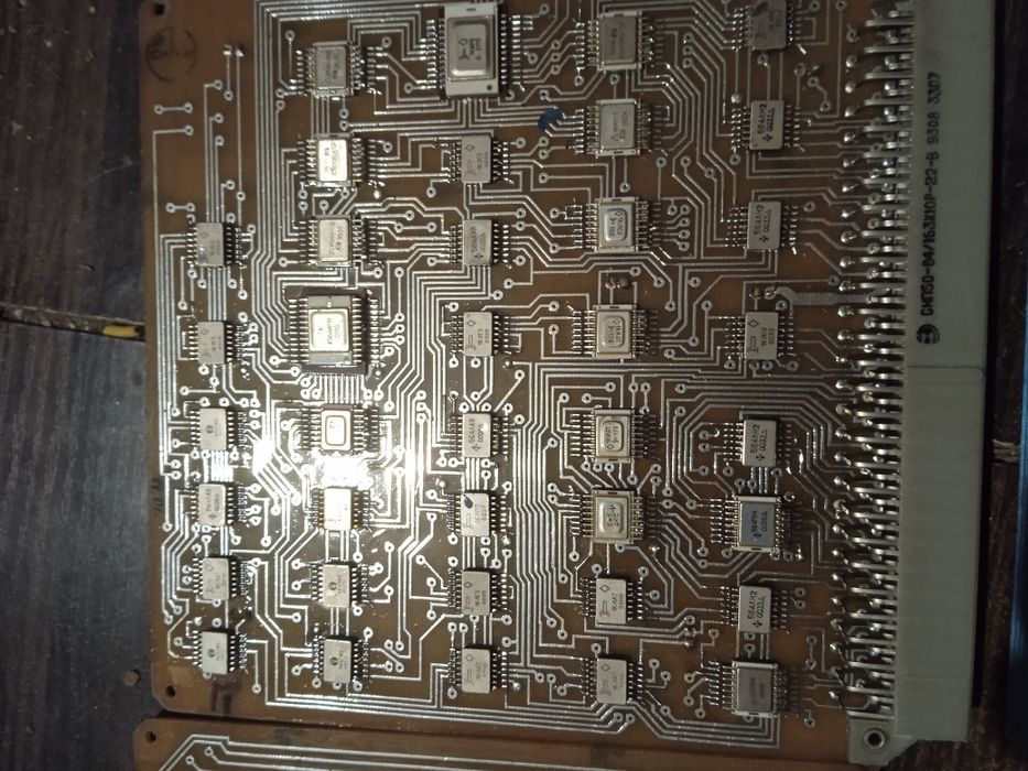 Запчастини до техніки плати.