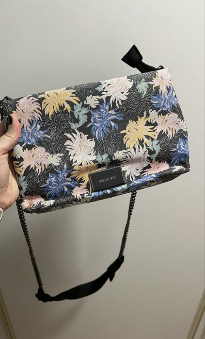 Carteira / pochete florida em material impermeavel