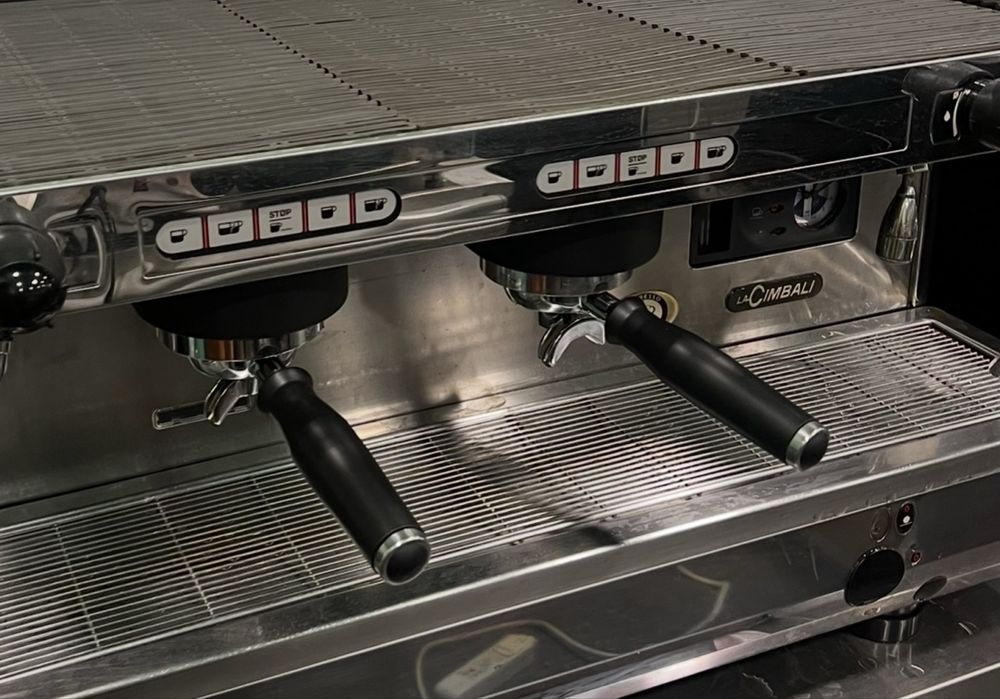 Pack Profissional: Máquina de Café La Cimbali M22 + 2 Moinhos (Imperdível)