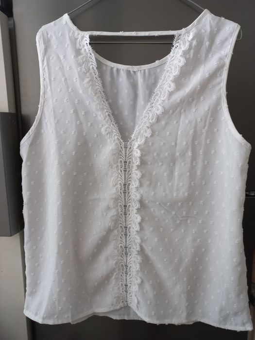 Blusa branca nova em tecido bordado. 
O folho da frente remata a parte