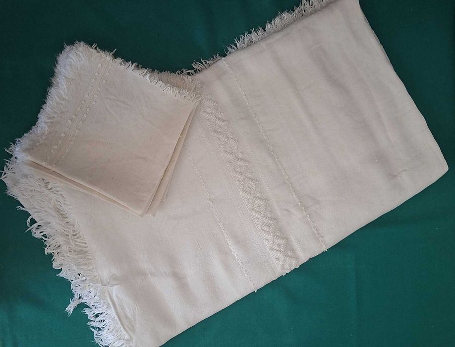 Magnífica Toalha antiga em linho, bordada manualmente, com 06 guardanapos - 260x145cm