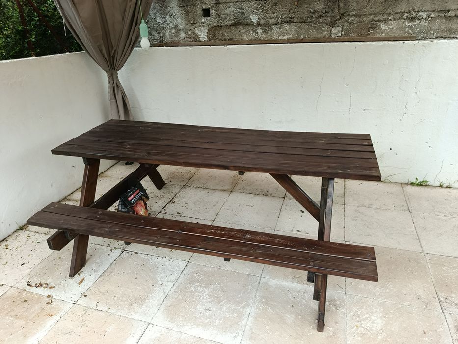 Mesa de piquenique em madeira maciça com bancos
