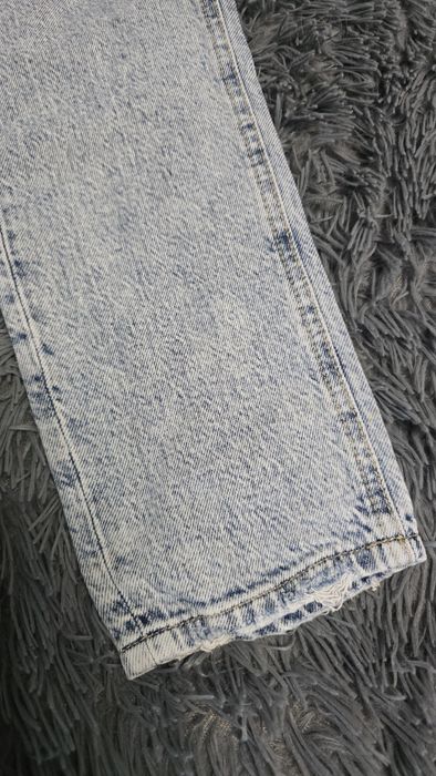 Блакитні світлі джинси