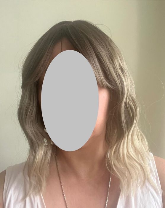 Nowa peruka falowana