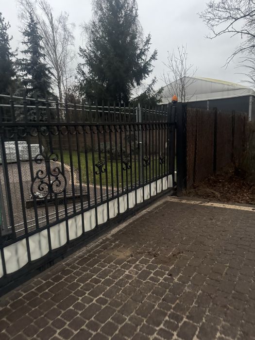 Brama przesuwna ozdobna z furtka