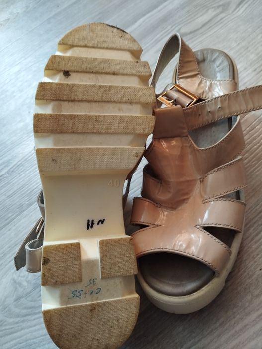 Продам,босоніжки .