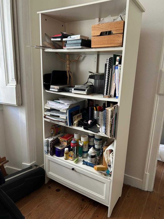 Estante branca IKEA com 4 prateleiras e 1 gaveta