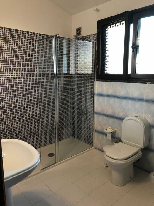 Arrendo quarto grande em moradia