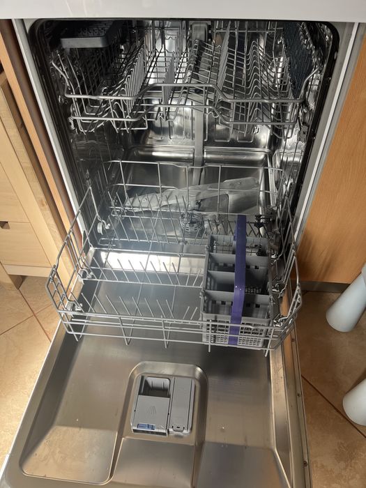 Máquina de lavar loiça Beko DFN16420W (perde água)