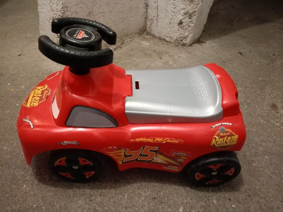 Jeździk Smoby Zig Zag McQueen 
W siedzisku schowek.
Je