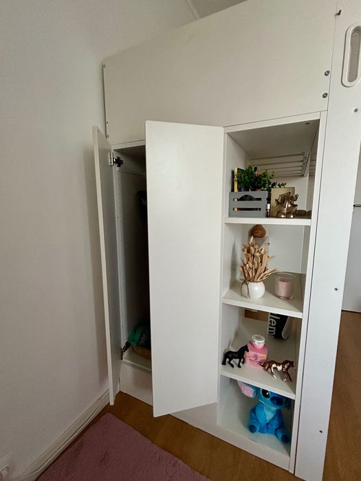 Cama estilo beliche com secretária e roupeiro