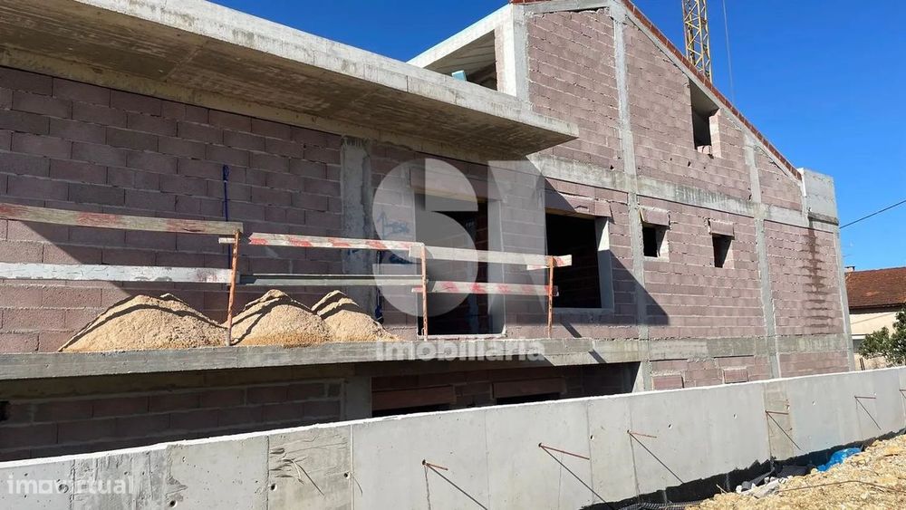 Apartamento T2 com sótão e garagem em construção — Santa Clara E Castelo Viegas, Coimbra