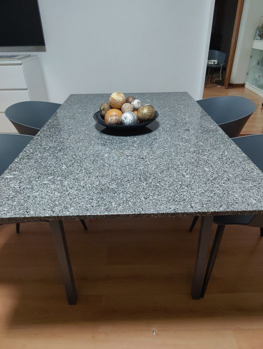 Mesa de jantar em granito