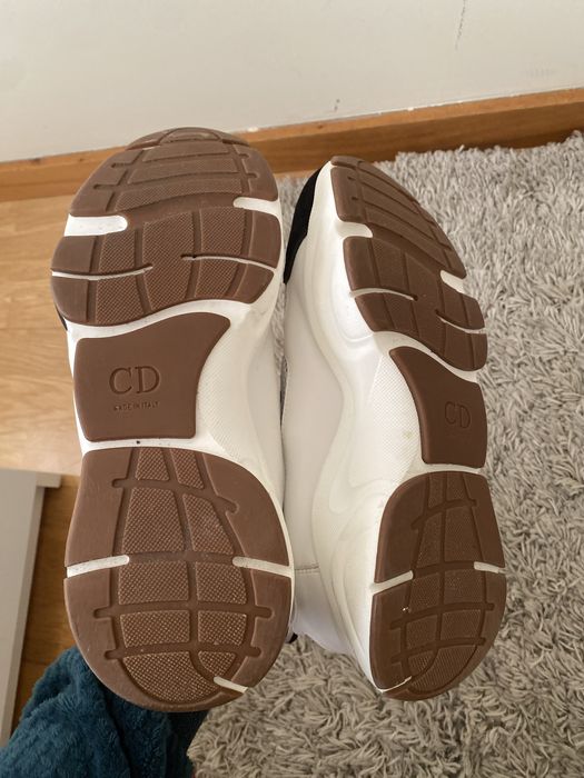 Tenis branco e preto CD