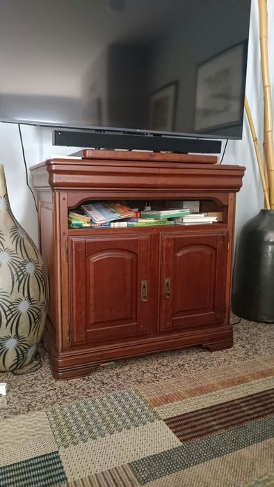 Movel tv combina funcionalidade e estilo clássico.                       Largura 94cm
Profundidade 55cm
Altura 96cm
Prateleira de cima é giratória
