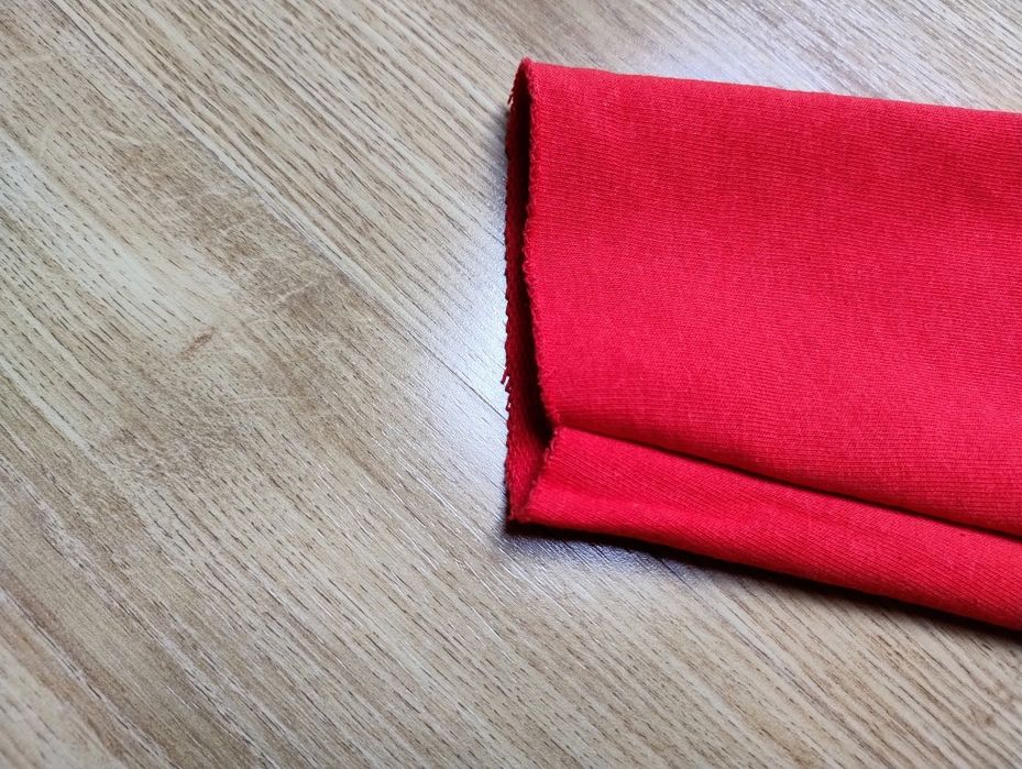 Świetna czerwona bluza