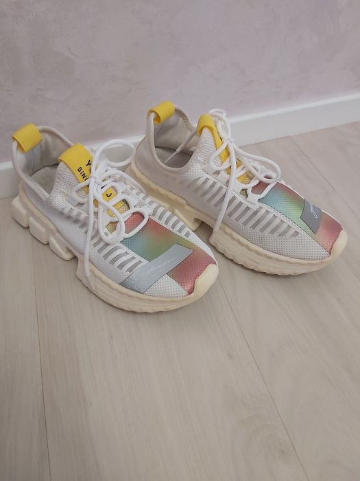 Продам кросівки жіночі