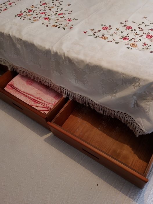 Cama de casal (madeira maciça)