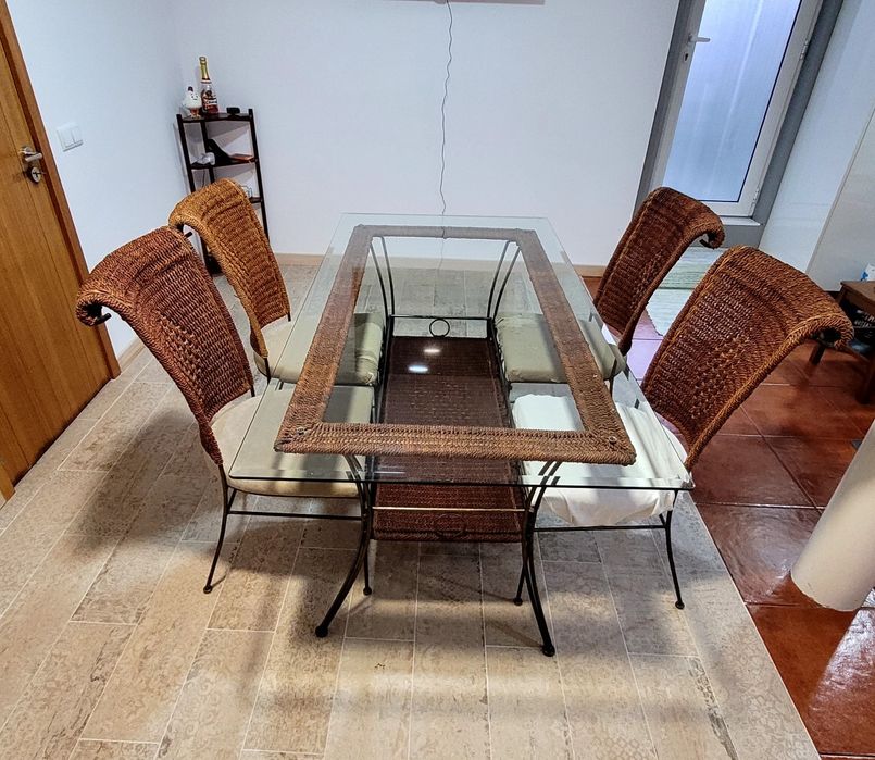 Excellent-condition dining table64284164395906123