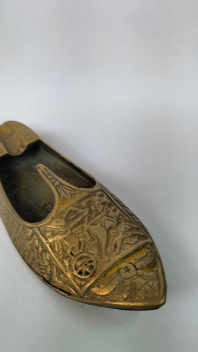 Cinzeiro antigo em bronze em forma de sapato tradicional índio