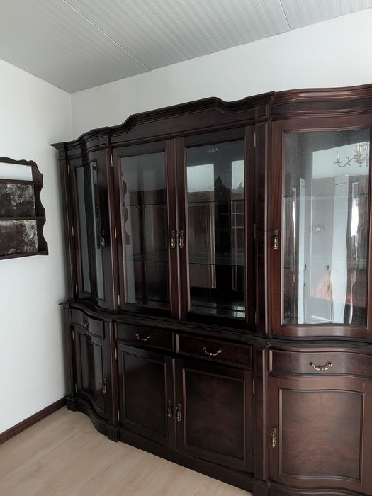 Cristaleira / Vitrine Clássica Curva em Madeira