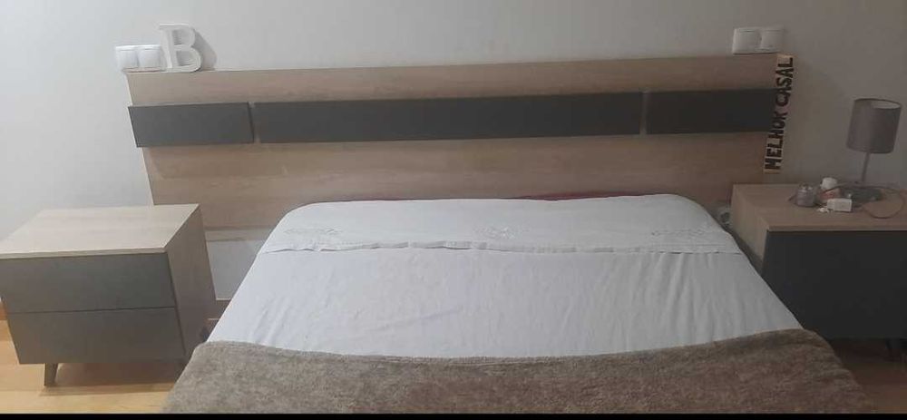 Quarto casal com mesinhas de cabeceira